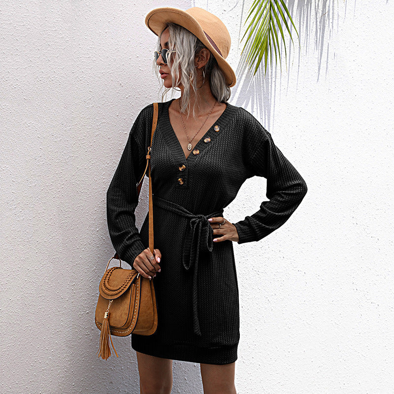 Damen Waffelstrick-Minikleid mit V-Ausschnitt, Zierknopfleiste & Taillengürtel – Élara