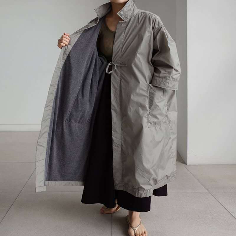 Damen Longline-Parka im leichten Windbreaker-Stil mit innenliegendem Futter, Tunnelzug und Pattentaschen – Célinea
