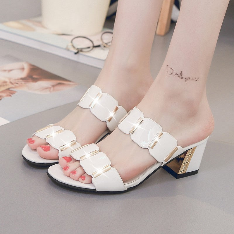 Damen nan Patent-Sandalette mit zwei breiten Zierriemen und goldakzentuiertem Blockabsatz Echo Archiv