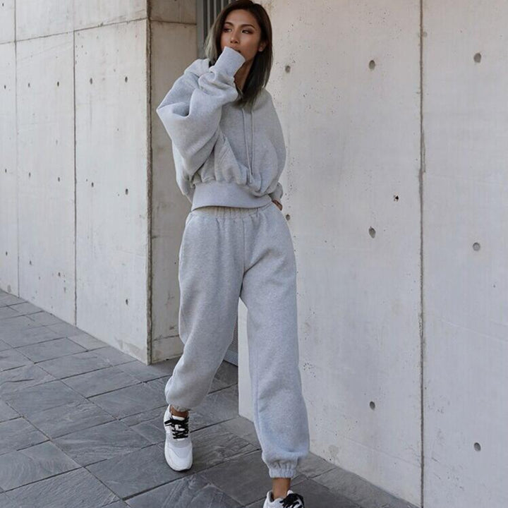 Damen nan kuscheliges kurzes Kapuzenpullover- und hochgeschnittene Jogginghose Set Echo Archiv