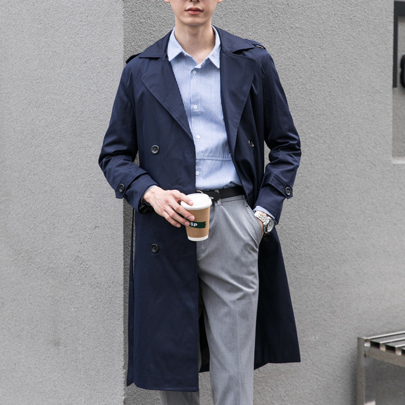Herren Eleganter knielanger Trenchcoat aus leichtem Funktionsstoff mit Taillengürtel Echoarchiv