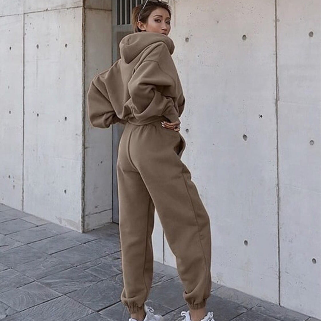 Damen nan kuscheliges kurzes Kapuzenpullover- und hochgeschnittene Jogginghose Set Echo Archiv