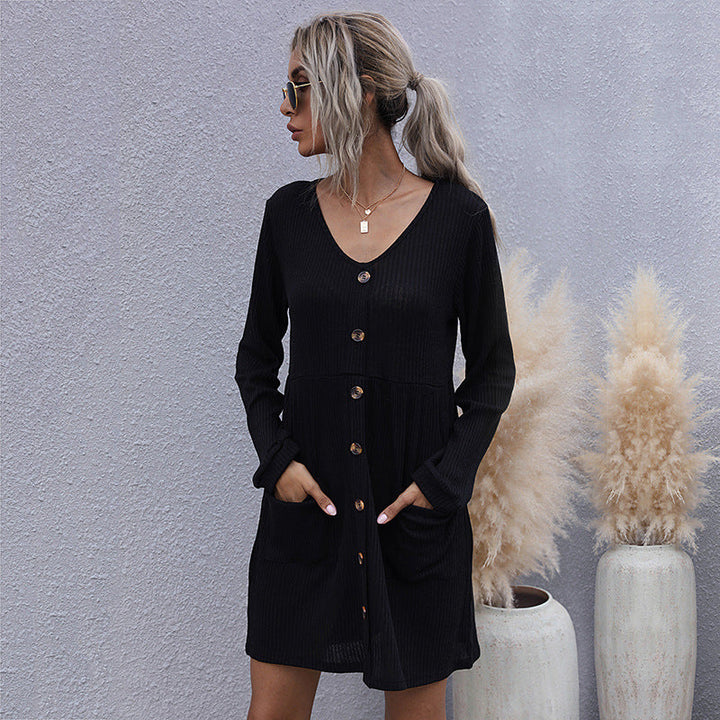 Damen Geripptes Strickkleid mit V-Ausschnitt, Knopfleiste und aufgesetzten Taschen Echoarchiv