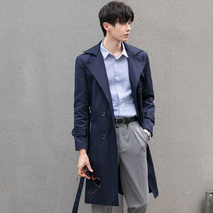 Herren Eleganter taillierter Trenchcoat mit doppelter Knopfleiste und Bindegürtel Echoarchiv