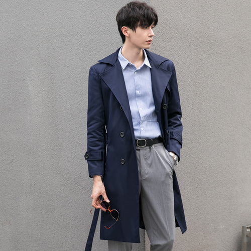 Herren Eleganter taillierter Trenchcoat mit doppelter Knopfleiste und Bindegürtel Echoarchiv