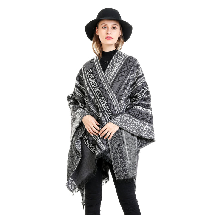 Damen Ruana-Poncho im kastigen Kimono-Fall mit feiner Jacquard‑Webstruktur und Fransensaum Echo Archiv