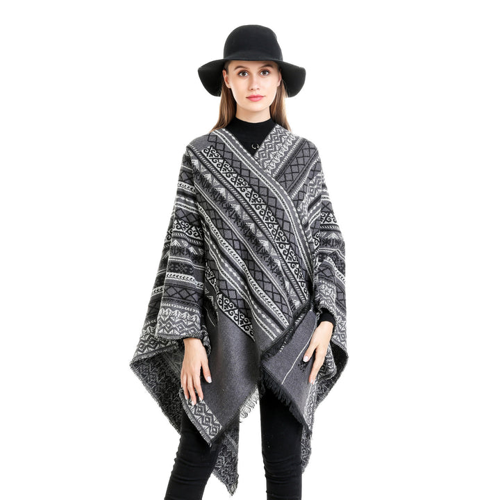 Damen Ruana-Poncho im kastigen Kimono-Fall mit feiner Jacquard‑Webstruktur und Fransensaum Echo Archiv