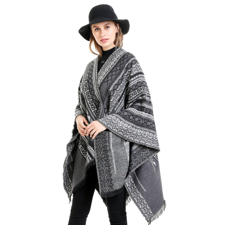 Damen Ruana-Poncho im kastigen Kimono-Fall mit feiner Jacquard‑Webstruktur und Fransensaum Echo Archiv