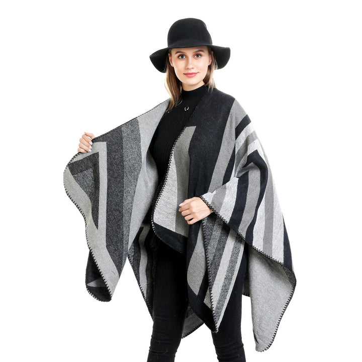 Damen Oversize-Ruana mit grafischem Blockmuster und dekorativer Kettelnaht Echo Archiv