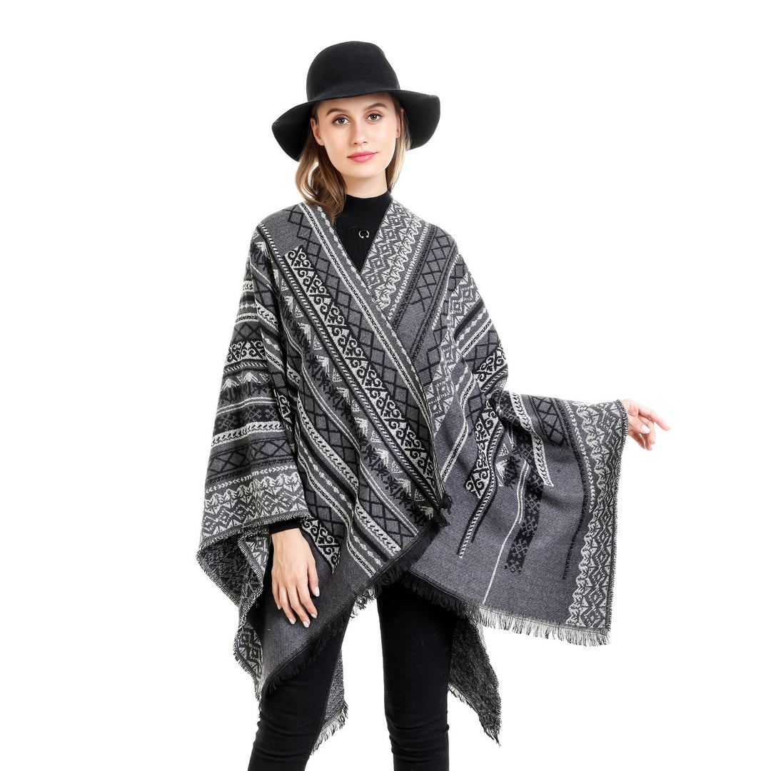 Damen Ruana-Poncho im kastigen Kimono-Fall mit feiner Jacquard‑Webstruktur und Fransensaum Echo Archiv