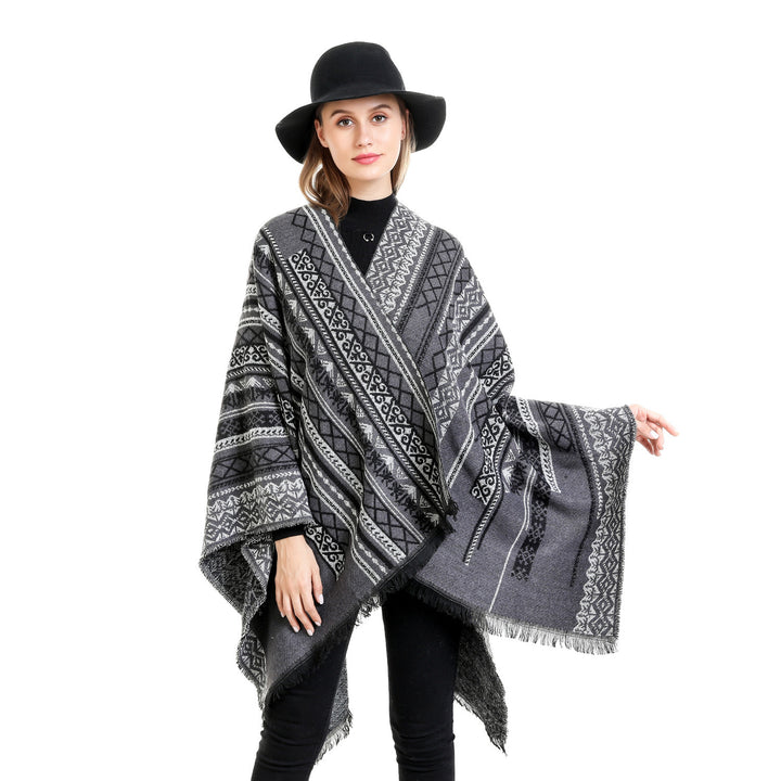 Damen Ruana-Poncho im kastigen Kimono-Fall mit feiner Jacquard‑Webstruktur und Fransensaum Echo Archiv