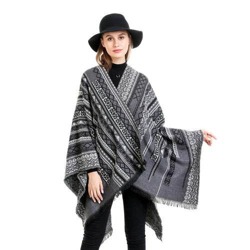 Damen Ruana-Poncho im kastigen Kimono-Fall mit feiner Jacquard‑Webstruktur und Fransensaum Echo Archiv
