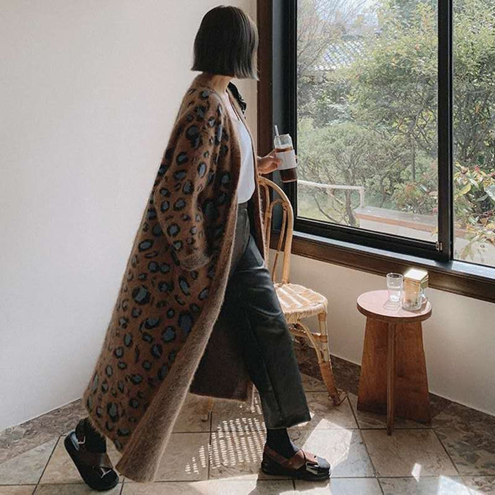 Damen Maximaler Oversize-Longcardigan aus Mohair-Optik mit Leopardenmuster und Eingrifftaschen – Veloura