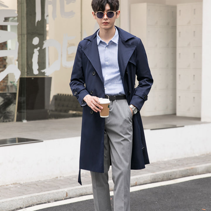 Herren Eleganter taillierter Trenchcoat mit doppelter Knopfleiste und Bindegürtel Echoarchiv