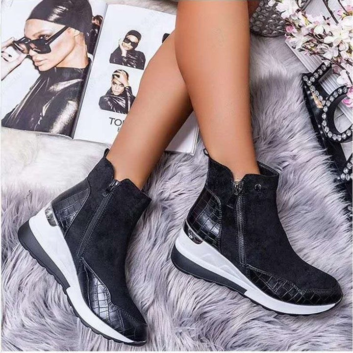 Damen Sportliche Keilabsatz-Sneaker-Stiefelette mit Kroko-Prägung und seitlichem Reißverschluss – Névara
