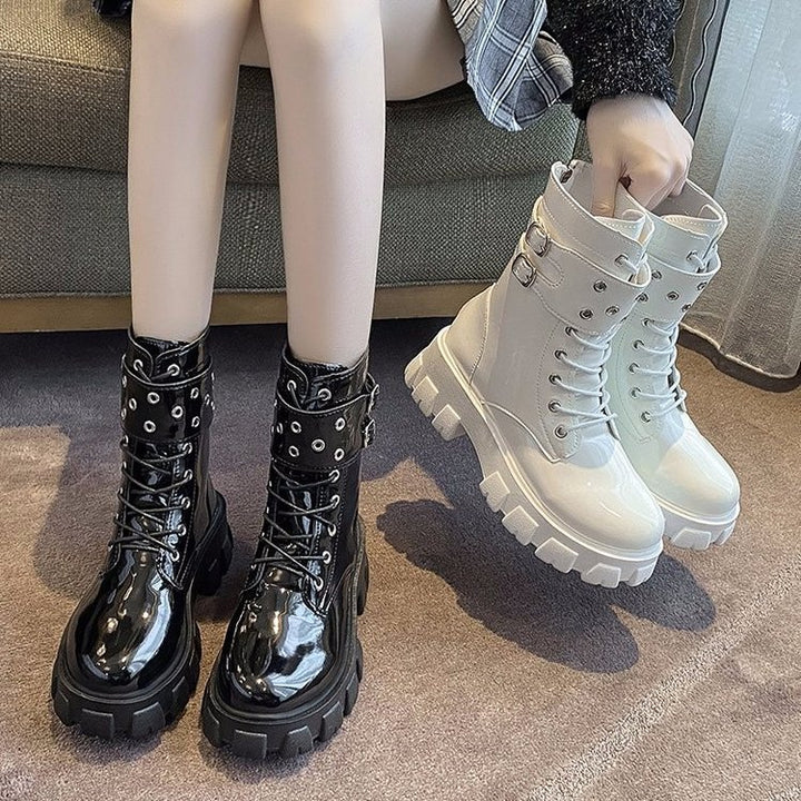 Damen nan glänzende Lack-Combat-Boots mit klobiger Traktorsohle, Doppelriemen und metallischen Ösen Echo Archiv