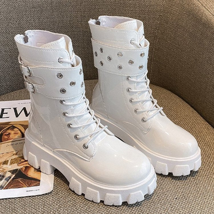 Damen nan glänzende Lack-Combat-Boots mit klobiger Traktorsohle, Doppelriemen und metallischen Ösen Echo Archiv