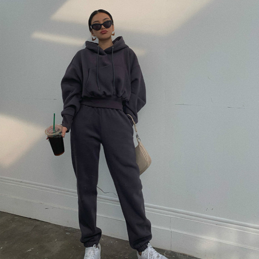 Damen nan kuscheliges kurzes Kapuzenpullover- und hochgeschnittene Jogginghose Set Echo Archiv