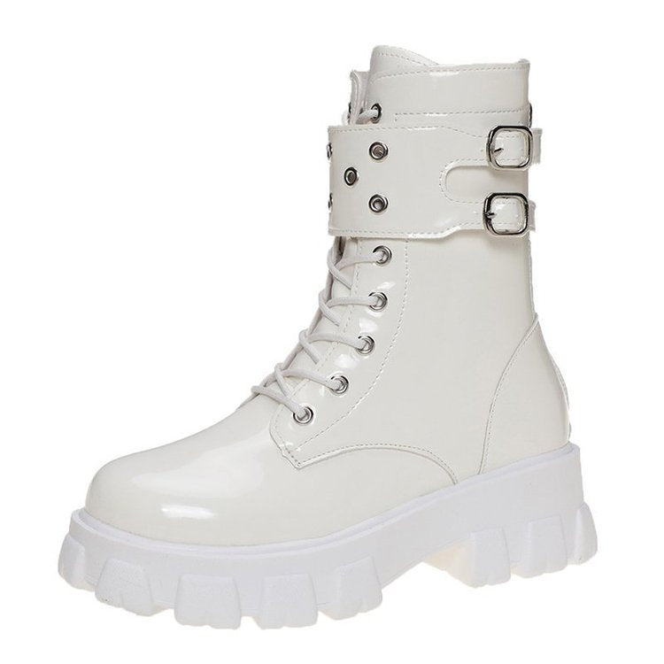 Damen nan glänzende Lack-Combat-Boots mit klobiger Traktorsohle, Doppelriemen und metallischen Ösen Echo Archiv