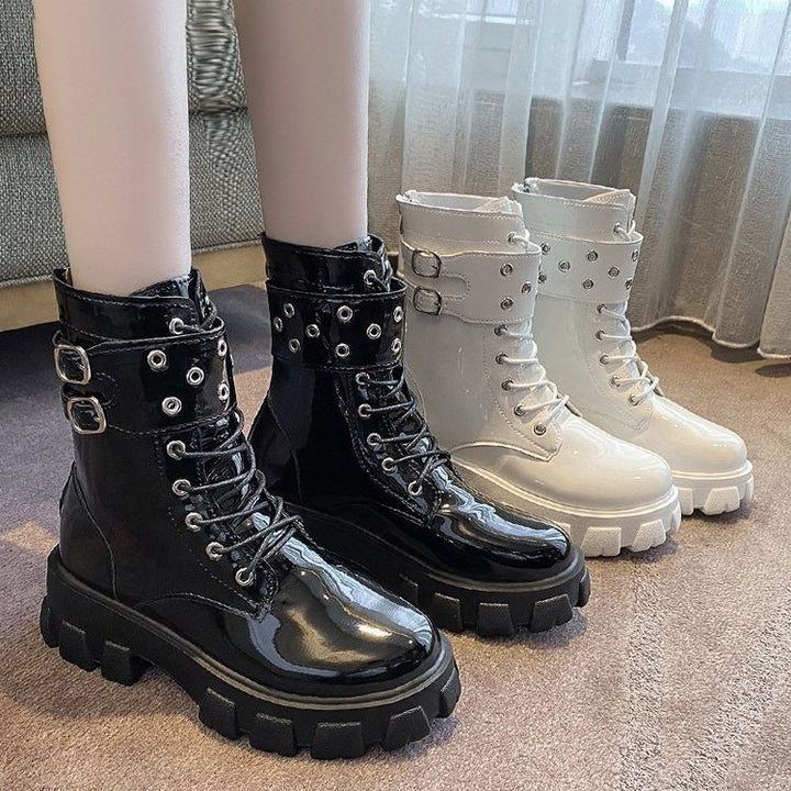 Damen nan glänzende Lack-Combat-Boots mit klobiger Traktorsohle, Doppelriemen und metallischen Ösen Echo Archiv