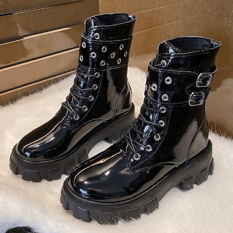Damen nan glänzende Lack-Combat-Boots mit klobiger Traktorsohle, Doppelriemen und metallischen Ösen Echo Archiv