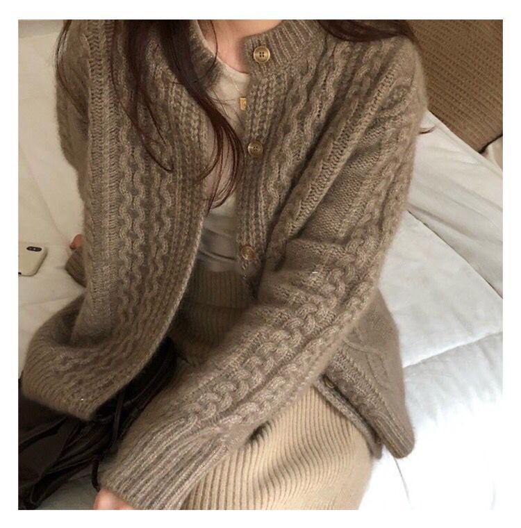 Damen Kuscheliger Zopfmuster-Cardigan aus Mohair‑Optik mit geripptem Saum und dekorativen Knöpfen Echoarchiv