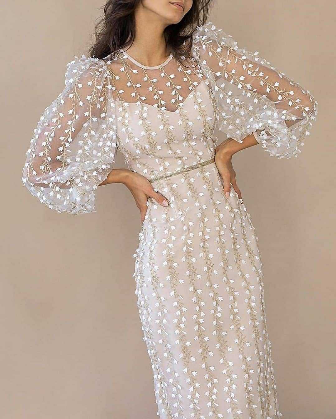 Damen Kleid mit transparenten Puffärmeln und floralem Stickdesign Echo Archiv