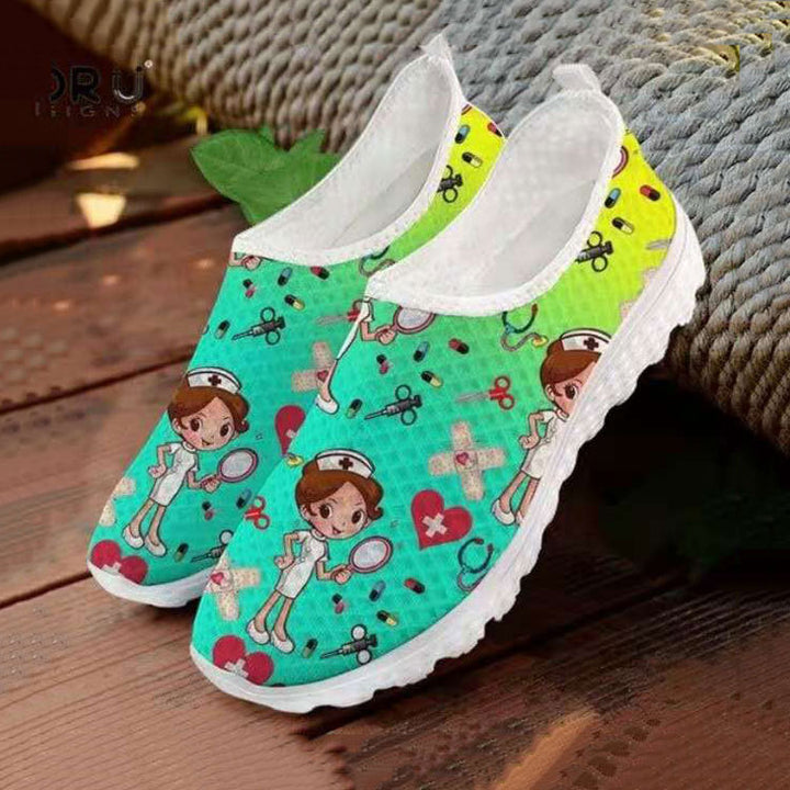 Damen Verspielte Slip-On Sneakers mit medizinischem Cartoon-Print, atmungsaktivem Mesh und gepolsterter Memory-Sohle – Névara