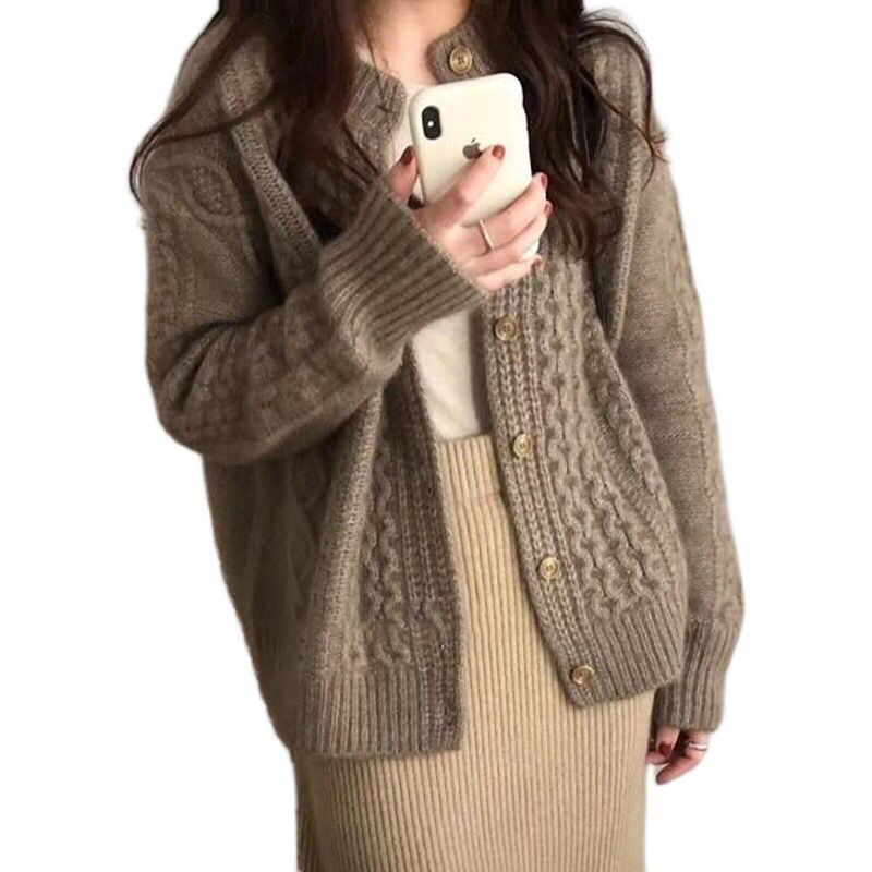 Damen Kuscheliger Zopfmuster-Cardigan aus Mohair‑Optik mit geripptem Saum und dekorativen Knöpfen Echoarchiv