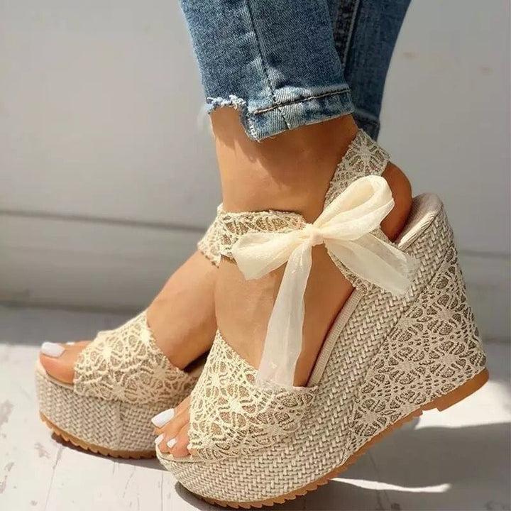 Damen nan romantische Spitzen-Keilabsatzsandalen mit Bast-Plateau und Zierschleife Echo Archiv