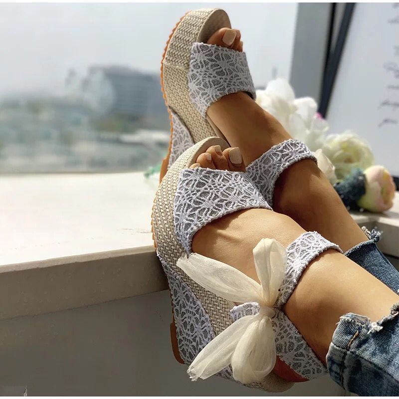 Damen nan romantische Spitzen-Keilabsatzsandalen mit Bast-Plateau und Zierschleife Echo Archiv