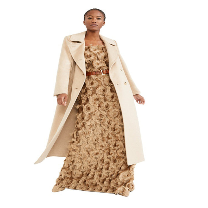 Damen Maxikleid mit dreidimensionaler Rosettenstruktur und feinem Ledergürtel Echoarchiv