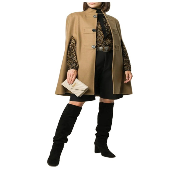Damen Wollmix‑Cape mit Stehkragen, verdeckten Armöffnungen und puristischem Tailoring Echoarchiv