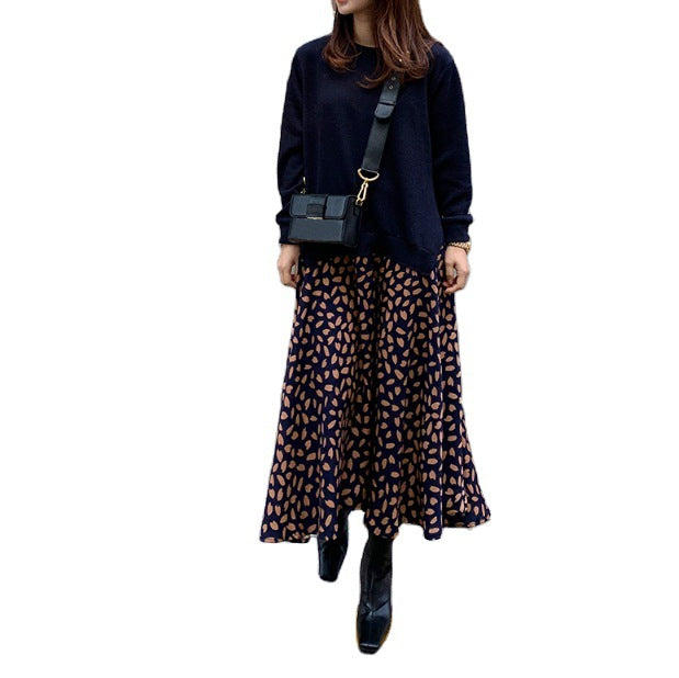 Damen nan lässiges Lagenkleid mit Sweatshirtoberteil und bedrucktem Midirock Echo Archiv