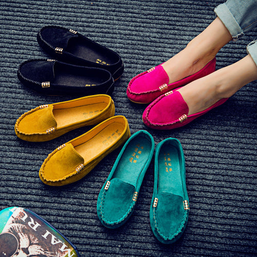 Damen Veloursleder-Mokassin mit profiliertem Gummisohlen-Design und Ziernaht – Lioré