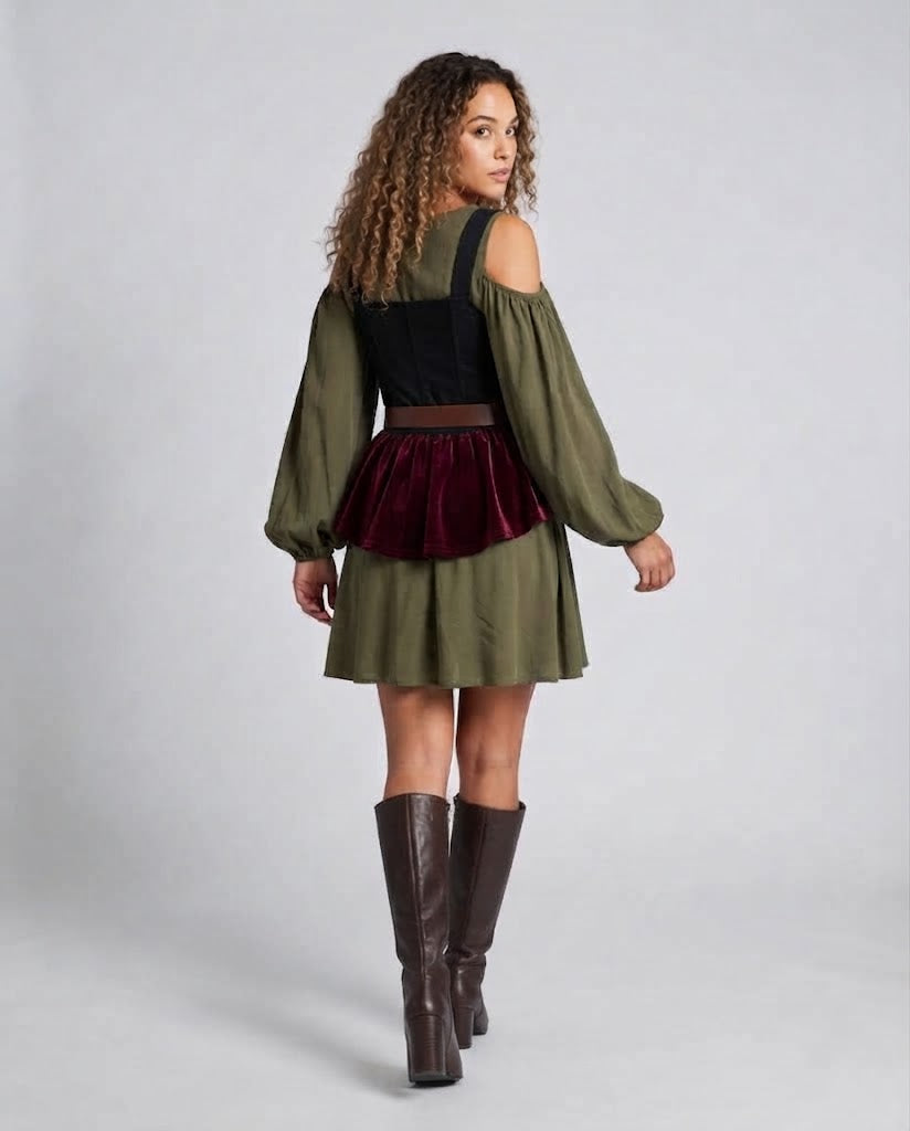 Frauen traditionelle Kleid mit Rüschendetails und figurbetontem Gürtel Echo Archiv