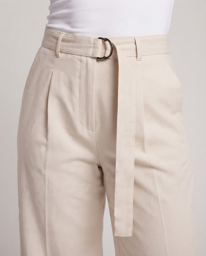 Damen Hochtaillierte weite Chinohose mit Bundfalten und Stoffgürtel Echo Archiv