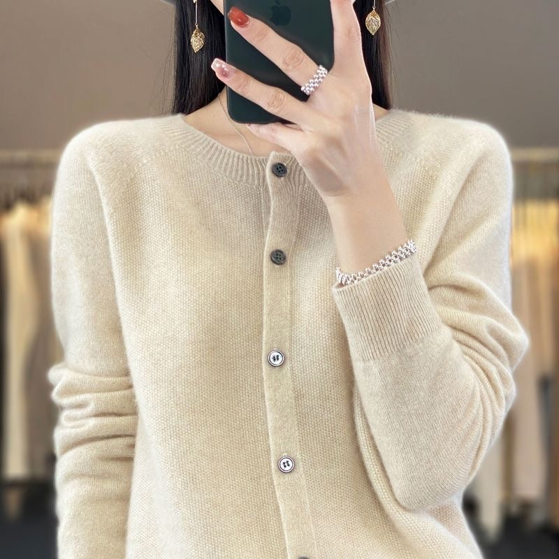 Echoarchiv | Merino Wollstrickjacke mit Rundhalsausschnitt und Langen Ärmeln