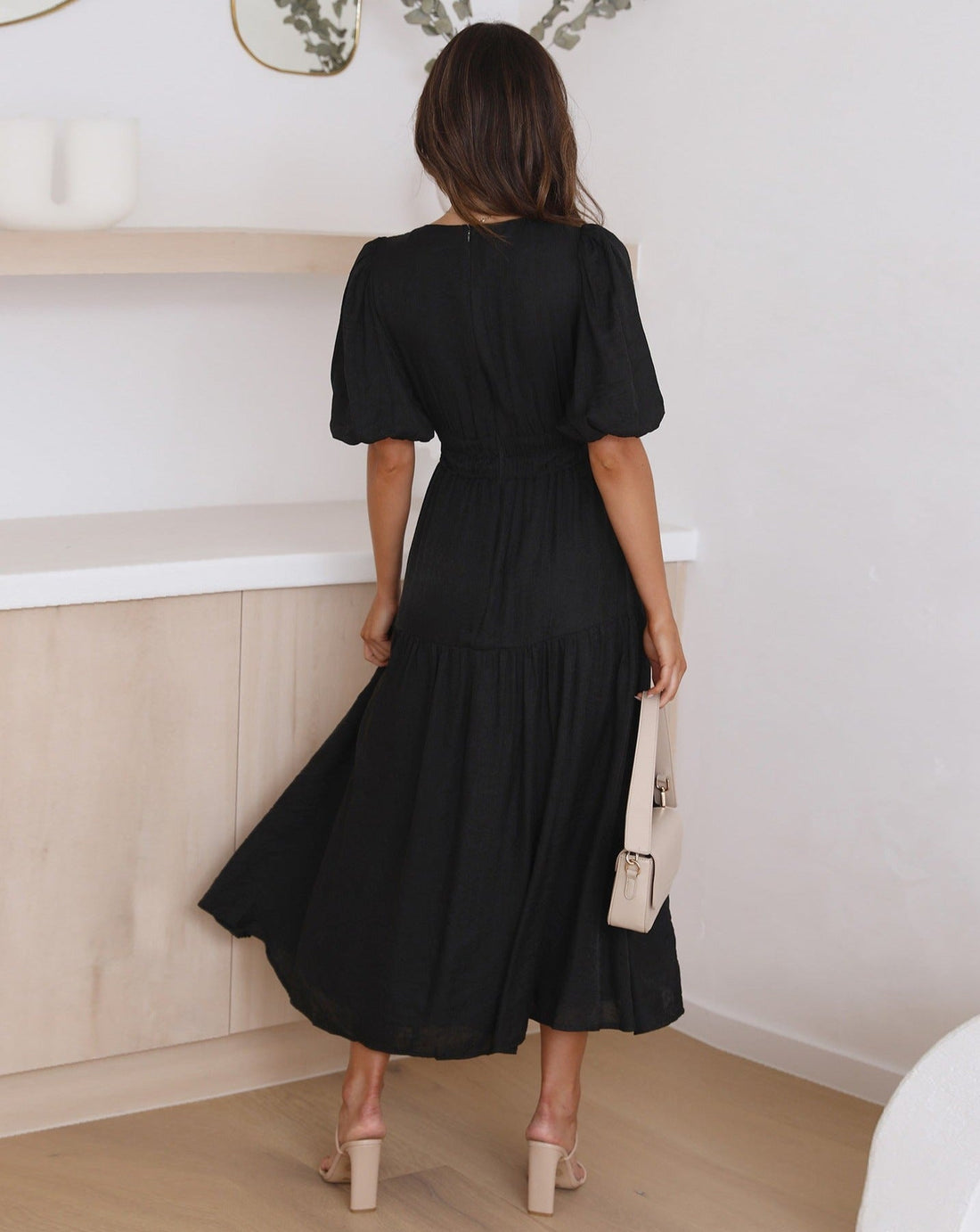 Kleid mit V-Ausschnitt und Puffärmeln – Lunéa