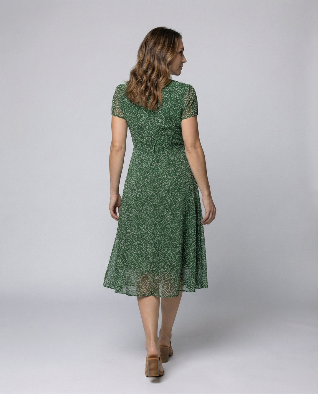 Verspieltes A-Linien Kleid mit V-Ausschnitt & Schwungvollem Saum – Élara