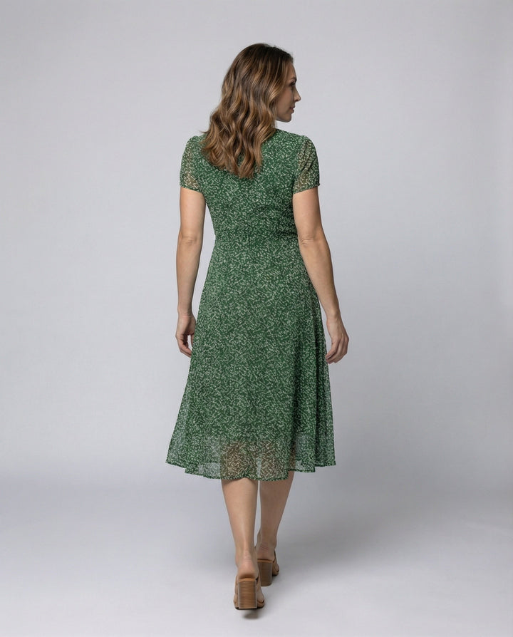 Verspieltes A-Linien Kleid mit V-Ausschnitt & Schwungvollem Saum – Élara