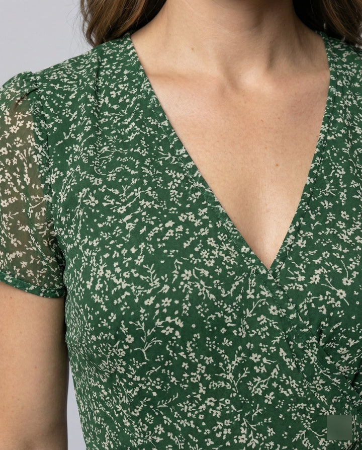 Verspieltes A-Linien Kleid mit V-Ausschnitt & Schwungvollem Saum – Élara