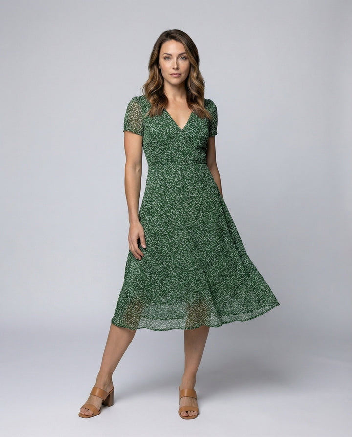 Verspieltes A-Linien Kleid mit V-Ausschnitt & Schwungvollem Saum – Élara