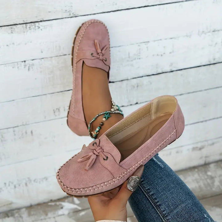 Echoarchiv | Klassische Wildleder Slipper mit Quastendetail für Damen