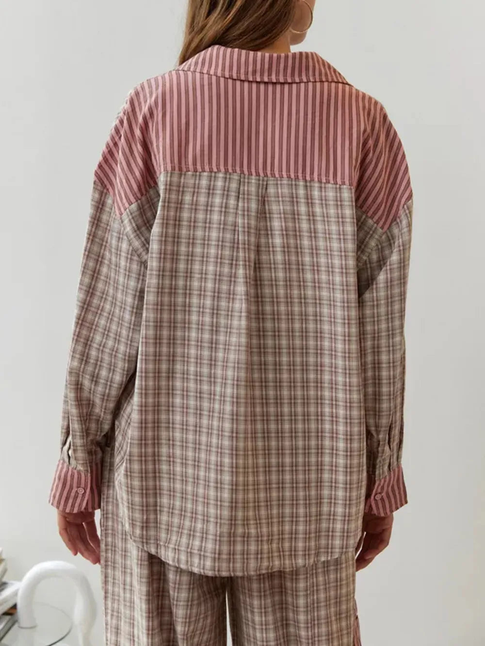 Rückansicht einer Frau trägt ein 2-teiliges braunes lässiges Pyjama-Set mit Karomuster