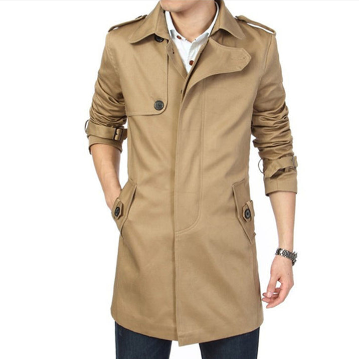 Herren Trenchcoat im klassischen Schnitt mit Schulterklappen Taillenriegel und verstellbaren Manschetten Echoarchiv