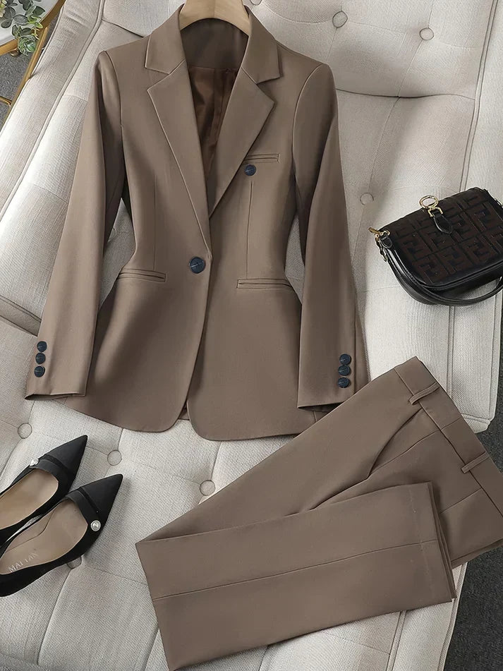 Echoarchiv | Klassischer Stil mit Revers-Blazer-Set
