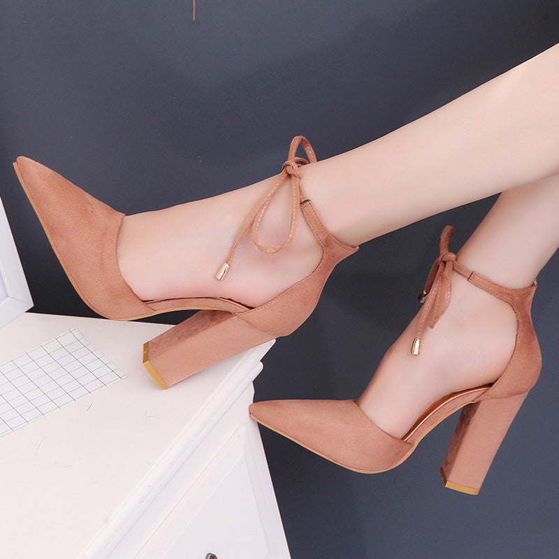 Damen nan spitz zulaufende Pumps mit Knöchelband zum Binden und skulpturellem Blockabsatz Echo Archiv