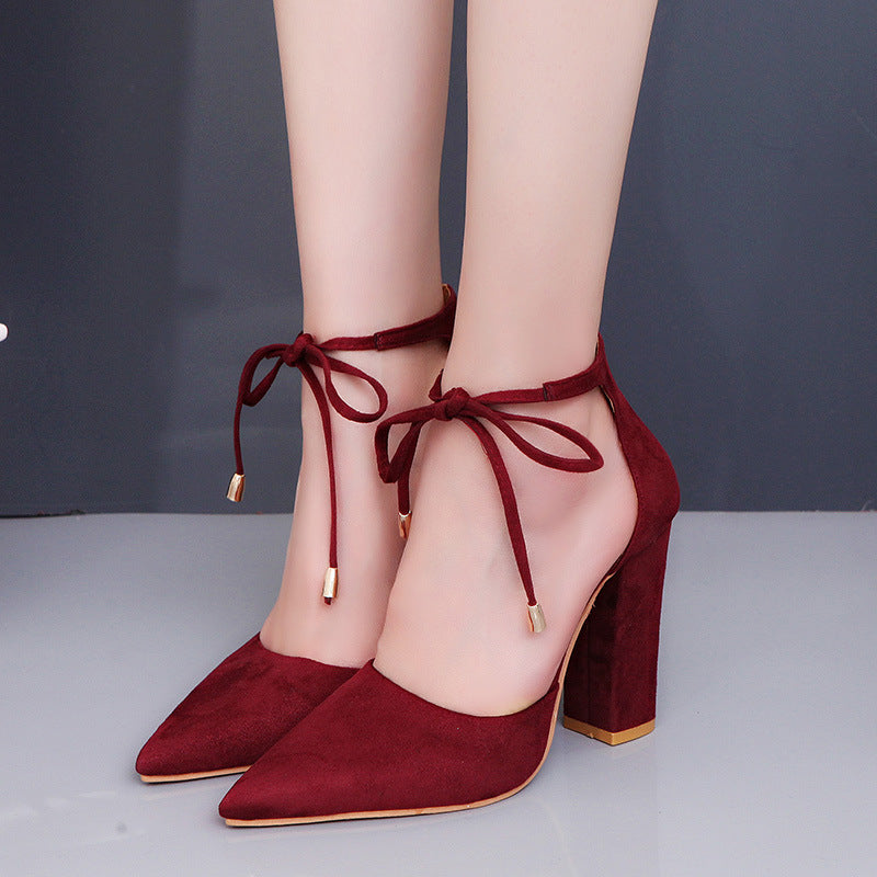 Damen nan spitz zulaufende Pumps mit Knöchelband zum Binden und skulpturellem Blockabsatz Echo Archiv