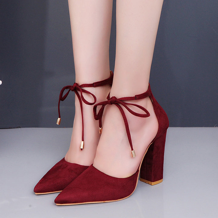 Damen nan spitz zulaufende Pumps mit Knöchelband zum Binden und skulpturellem Blockabsatz Echo Archiv